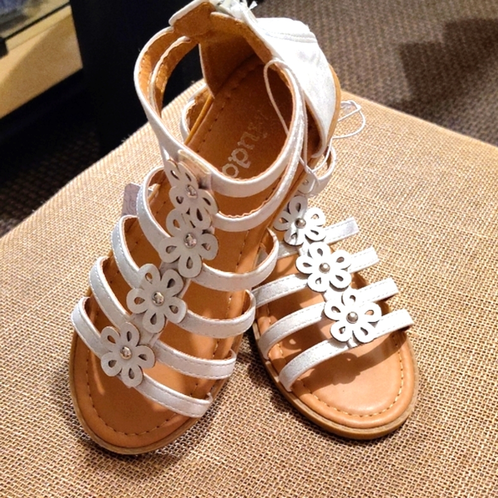 White Floral Gladiator Sandals Mudd Size 4 (Big Girl)